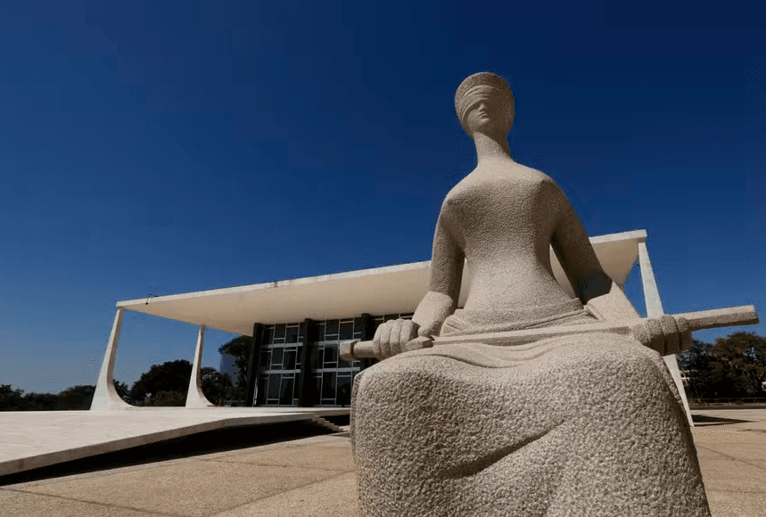 Dois a cada três juízes auxiliares do STF receberam remunerações acima do teto salarial em fevereiro