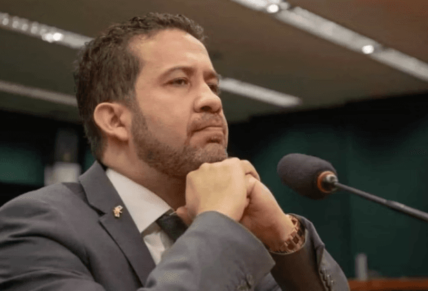 Justiça autoriza prisão de Janones caso descumpra medida protetiva