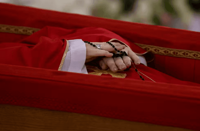 VÍDEO: Vaticano divulga primeiras imagens de papa Francisco no caixão