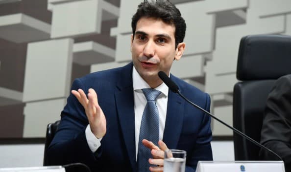 Desvalorização do real impacta inflação de alimentos no Brasil, diz Galípolo