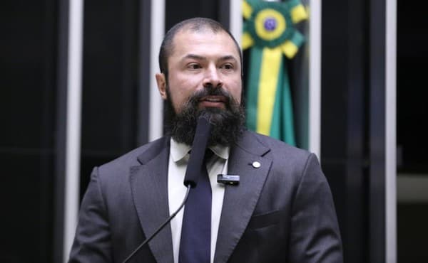 Comissão da Câmara aprova projeto que propõe desarmar segurança pessoal de Lula