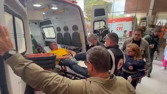 Bolsonaro está se alimentando por sonda e vai continuar internado em Natal, diz novo boletim médico