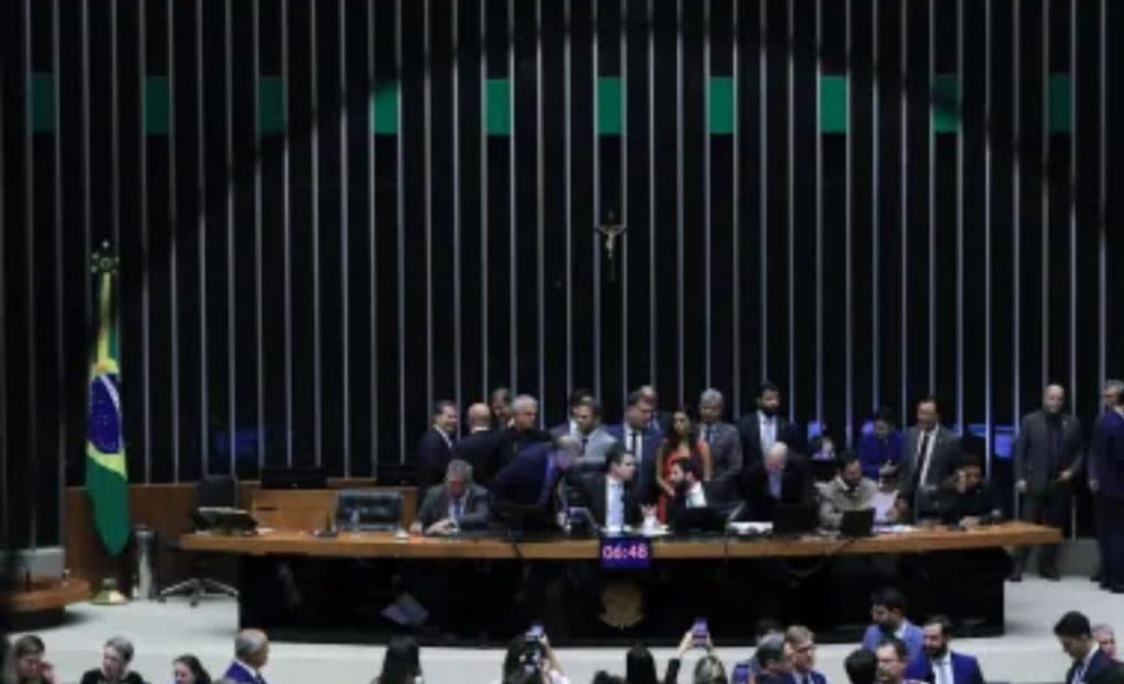 Governo avalia punir aliados que apoiam urgência à anistia