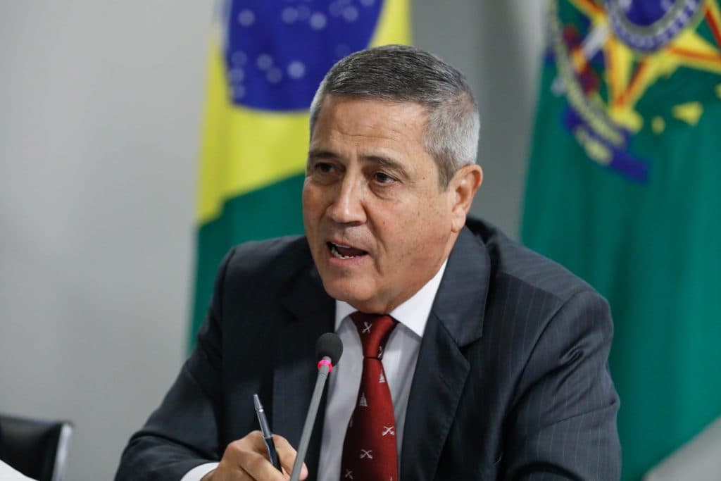 Mourão leva presente a Braga Netto na prisão
