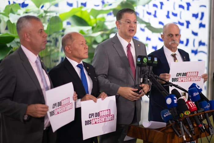 Com 185 apoios, oposição protocola CPI do INSS: “Pessoas roubadas”