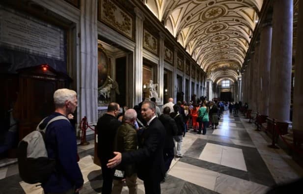Centenas fazem fila em 1º dia de visitação do túmulo do papa Francisco