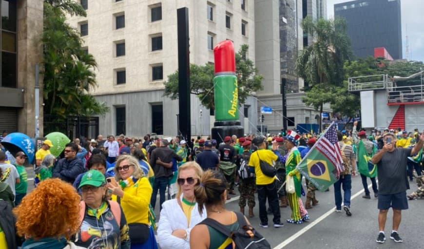 Manifestação pró-anistia ao 8 de janeiro tem batom inflável; item virou símbolo da campanha