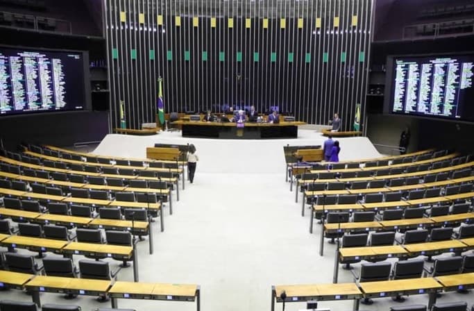 Com 262 assinaturas, PL protocola pedido para votar urgência do projeto de anistia do 8/1 na Câmara
