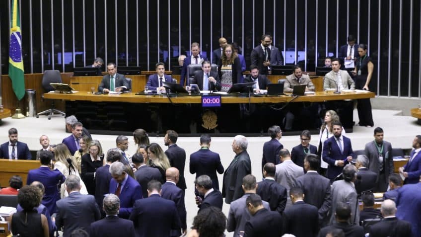Com apoio de PL, de Bolsonaro, Câmara aprova urgência para novos cargos no STF