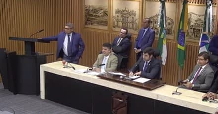 Votação para concessão de título de cidadão natalense a Bolsonaro é adiada para quinta-feira (10)