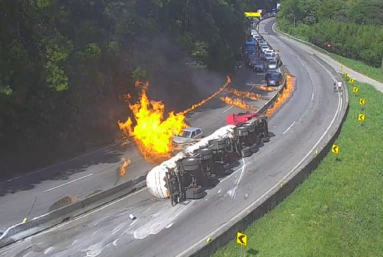 [VÍDEO] RASTRO DE DESTRUIÇÃO: Carreta com combustível tomba e pega fogo na BR-101 em SC; outros 25 veículos foram incendiados