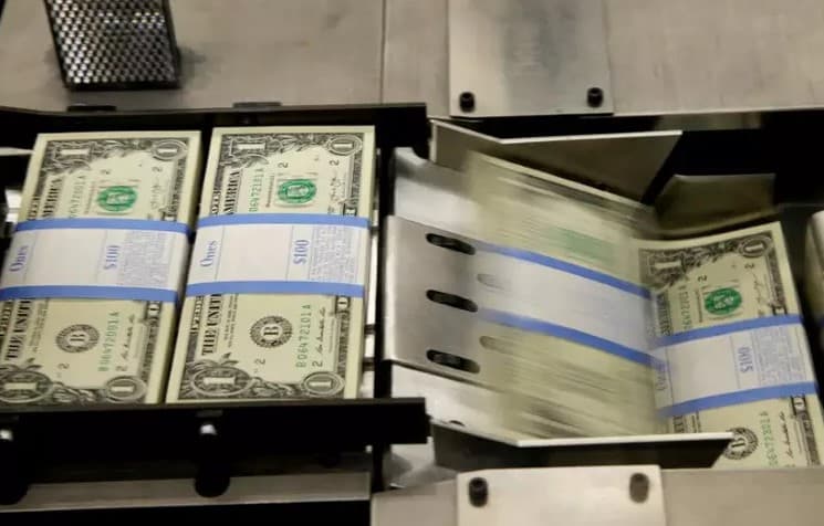 Dólar sobe e bate R$ 6 em meio a guerra de tarifas e turbulência entre EUA e China