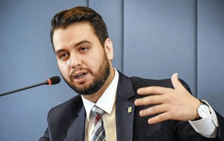 Moraes multa Filipe Martins, ex-assessor de Bolsonaro, em R$ 20 mil por descumprir veto a uso de redes sociais