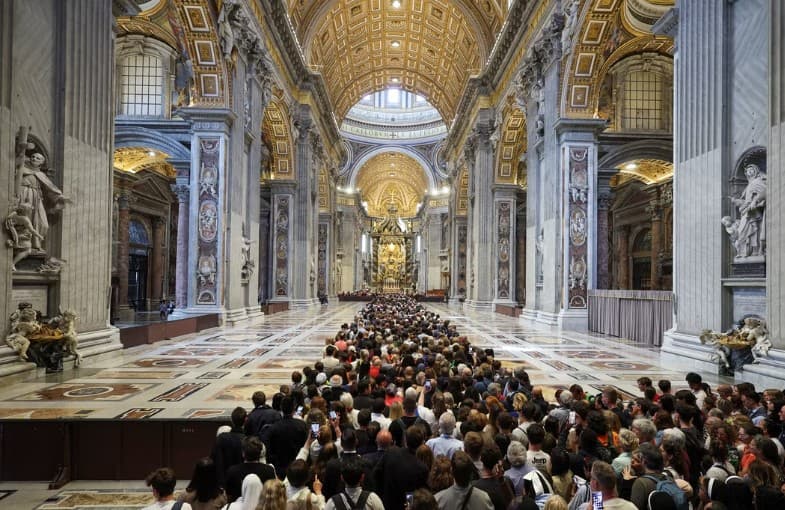 Vaticano cogita aumentar hora de visitação ao corpo do papa por conta do elevado número de fiéis