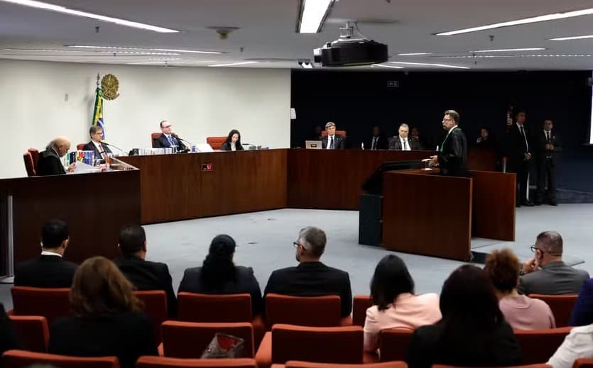 OAB diz que pedirá ao STF para rever medida que proibiu celular durante julgamento de ‘trama golpista'