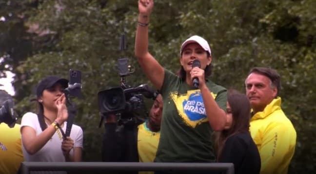 Michelle mostra batom, diz que Débora é “símbolo” e também manda recado a Eduardo Bolsonaro: “Força”