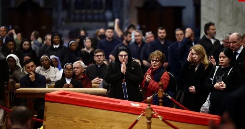 Velório do papa Francisco é encerrado na Basílica de São Pedro, no Vaticano; Funeral acontecerá neste sábado (26) às 5h, no horário de Brasília