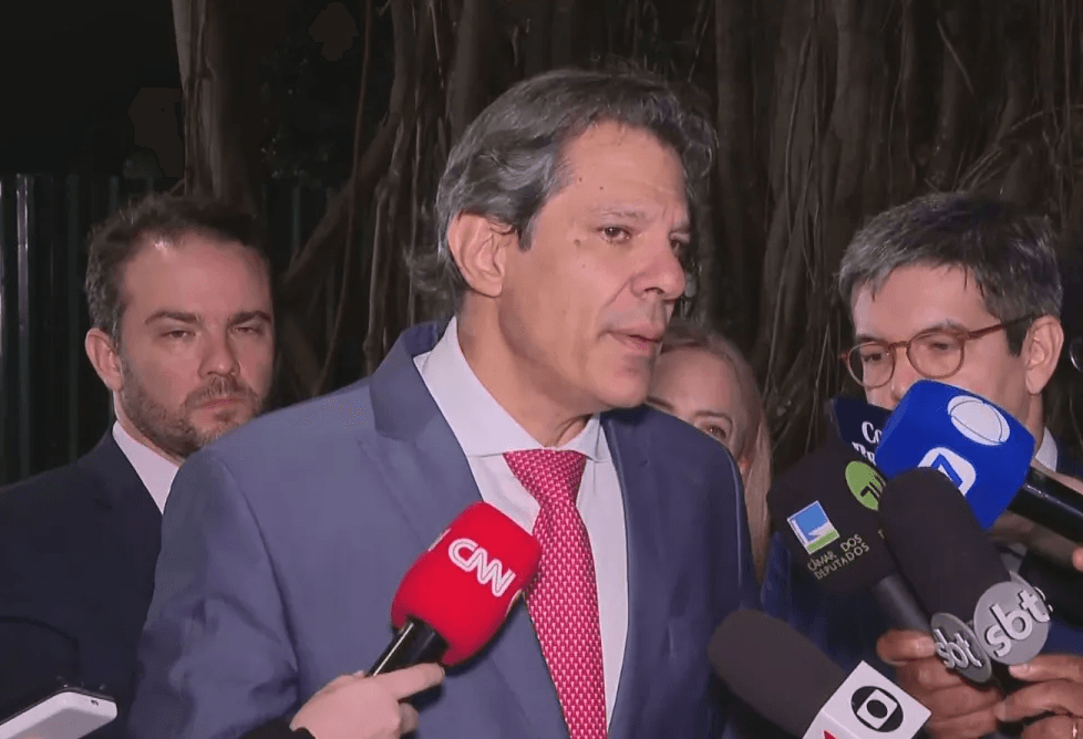 Após reunião, Haddad diz que não há alternativa para mudanças no IOF