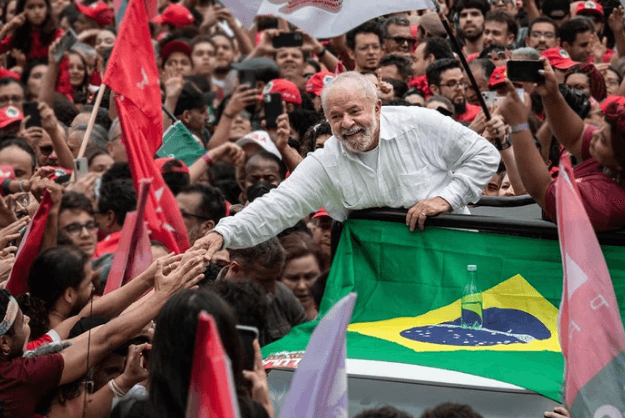 PT cogita desistir de maiores estados em troca de palanque para Lula