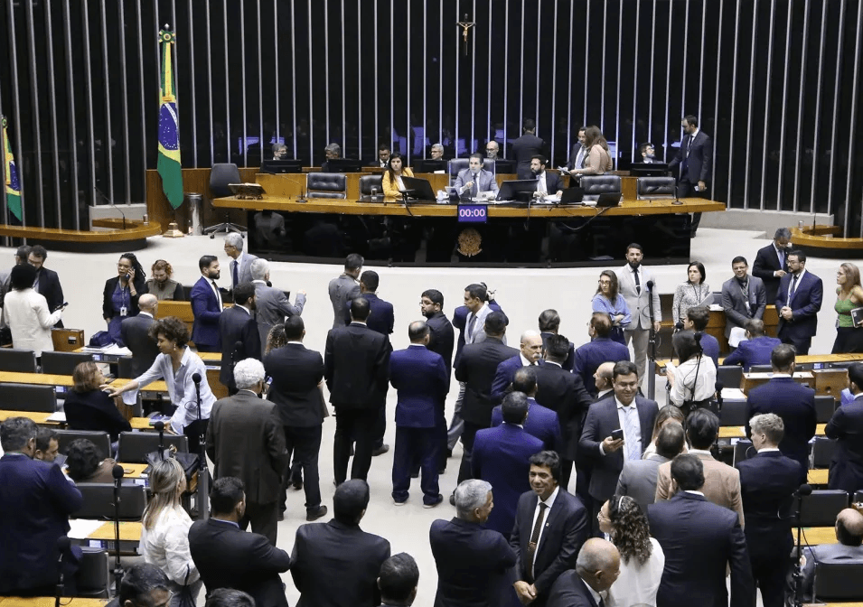 Câmara dos Deputados aprova projeto que equipara milícias e crime organizado ao terrorismo