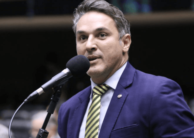 Governo Lula “está cagando” para produtores rurais, diz deputado