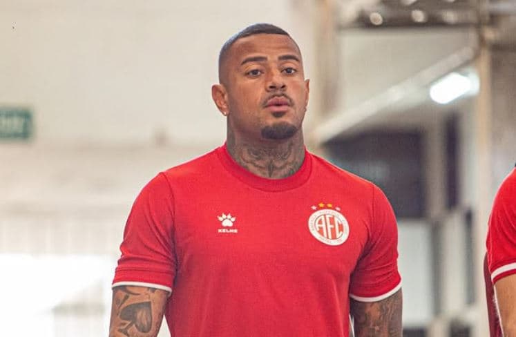 Goleiro do América, Renan Bragança, é vítima de racismo após vitória na Série D