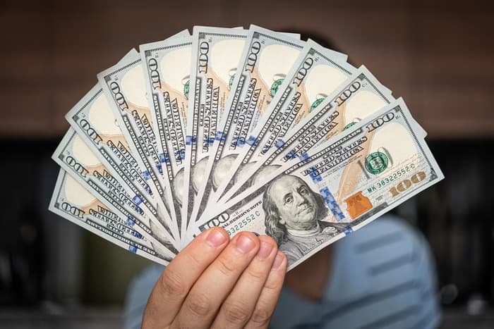 Bolsa cai 0,44% e dólar sobe a R$ 5,66 após congelamento de gastos