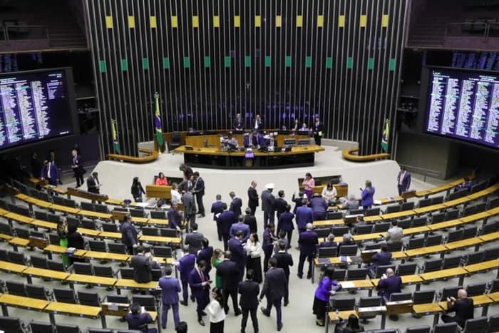 Parlamentares pressionam Motta para votar texto contra decreto do IOF