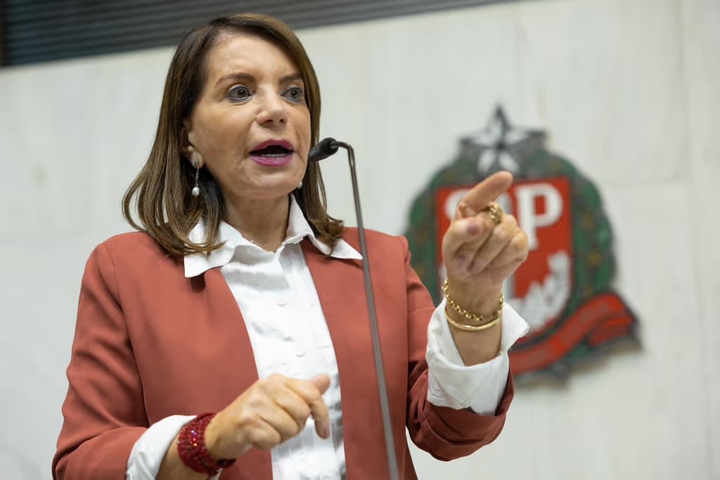 PT barra carteira estudantil grátis para manter verba a entidades esquerdistas