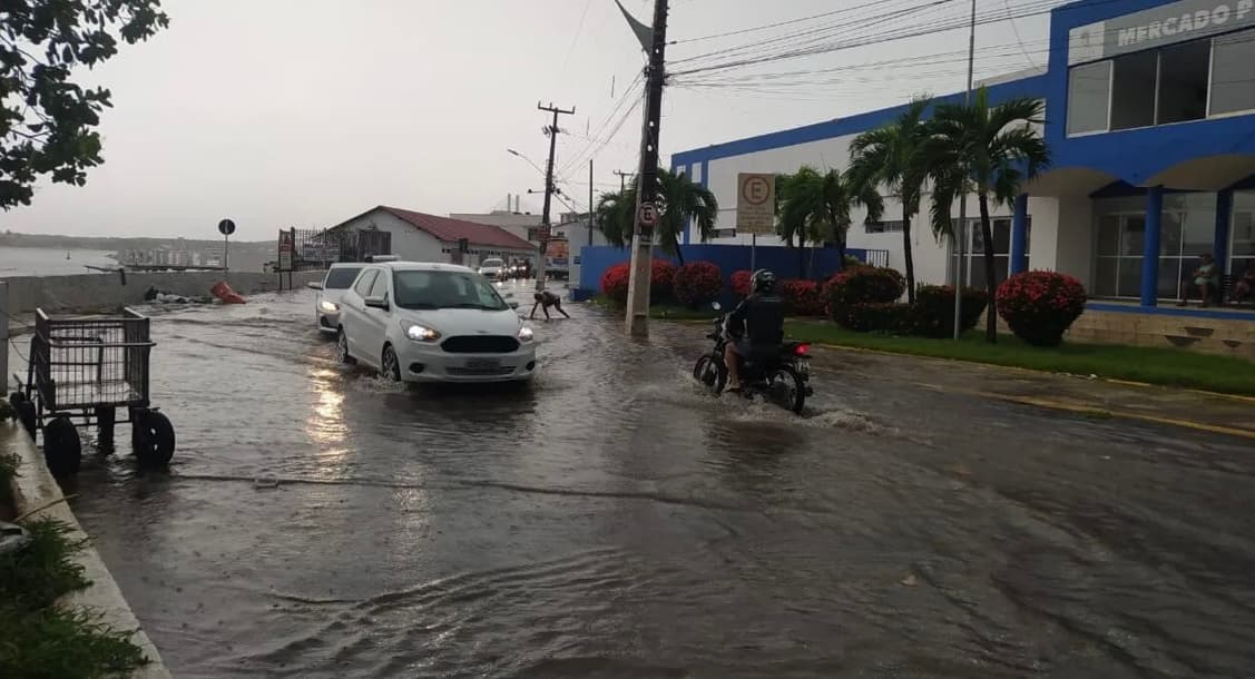 Natal amanhece com 6 pontos de alagamento e árvore caída na Prudente de Morais