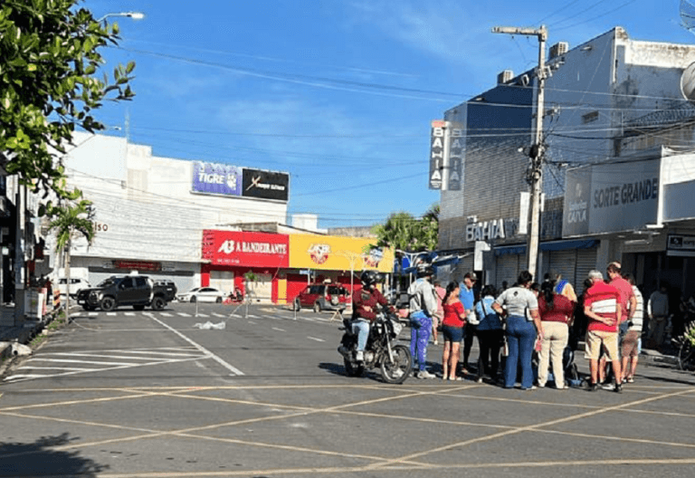 Motociclista sofre acidente após se enganchar em fio no Centro de Mossoró