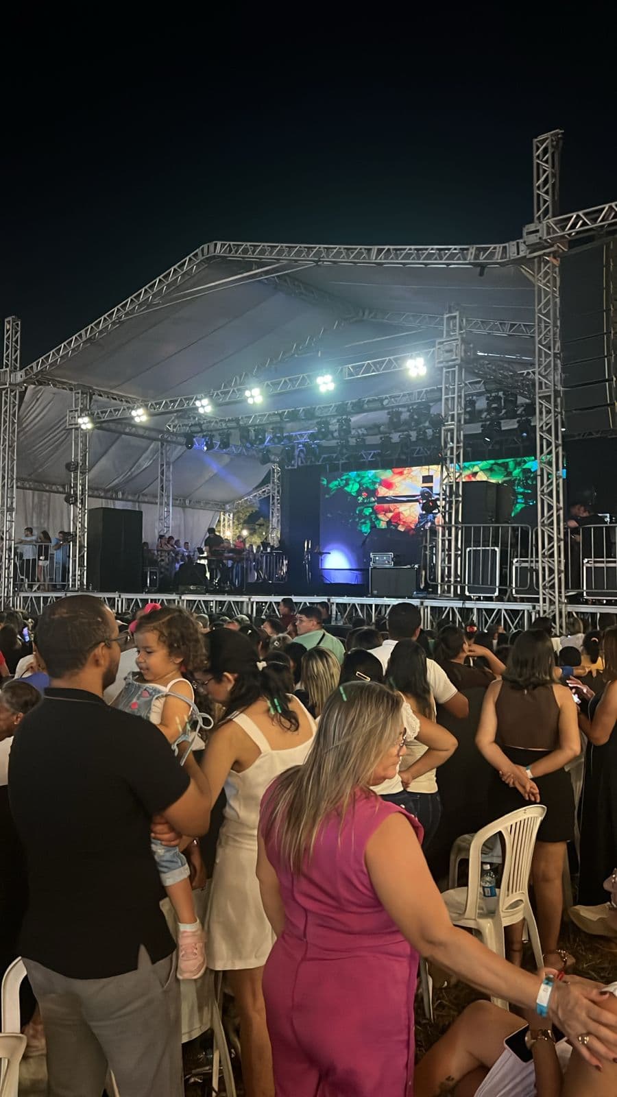 Governadora Fátima Bezerra recebe sonoras vaias do público na Festa da Padroeira de Parnamirim