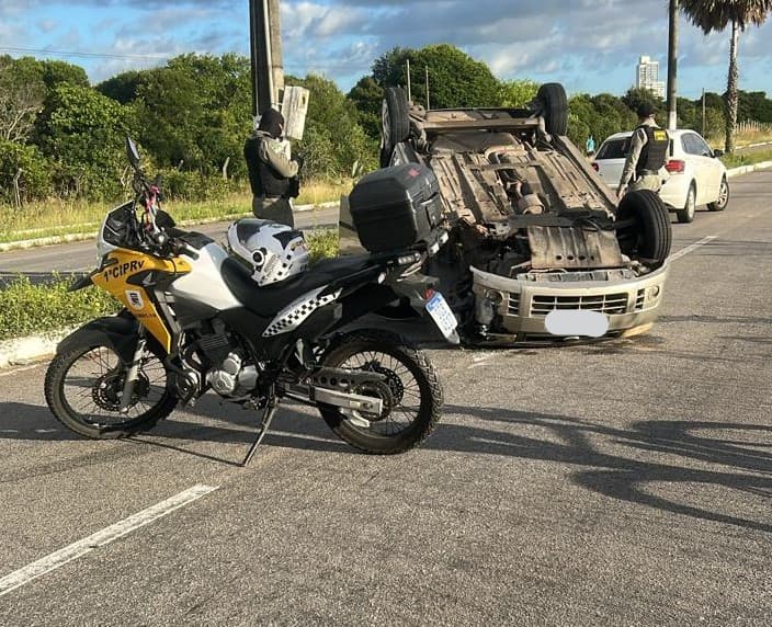 FOTO: Carro capota na Rota do Sol; motorista apresentava sinais de embriaguez