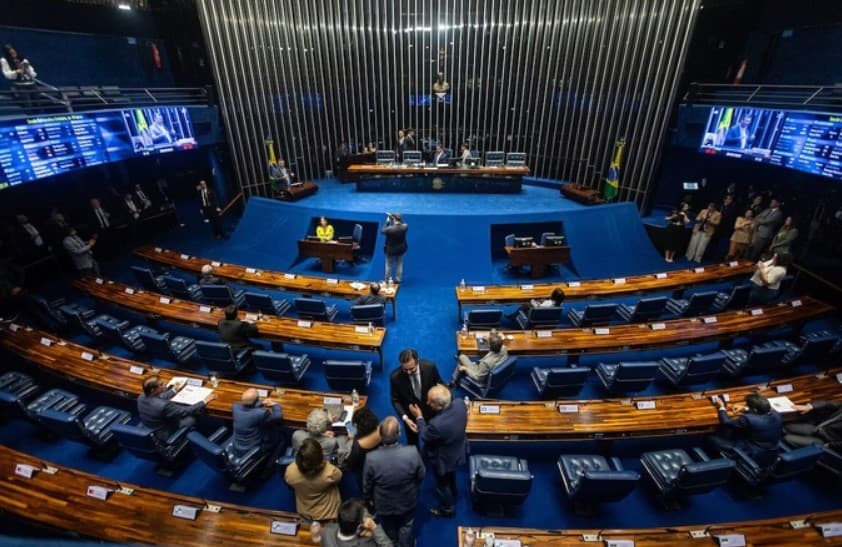 Proposta de aumentar deputados enfrenta resistência no Senado