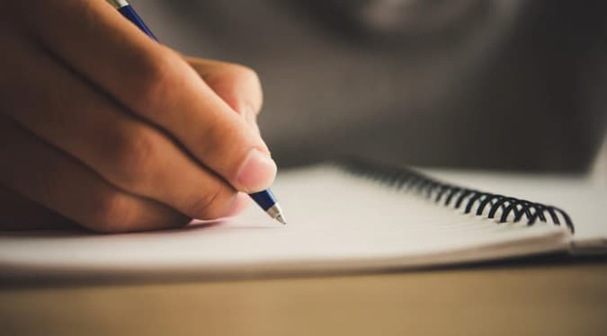 63% da população preta e parda entre 15 e 64 anos é analfabeta no Brasil