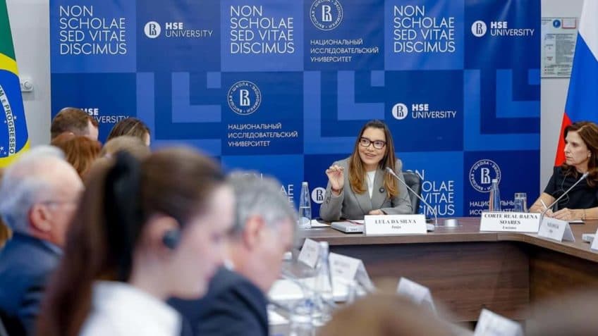 Janja discursa em Moscou sobre assistência de educação internacional