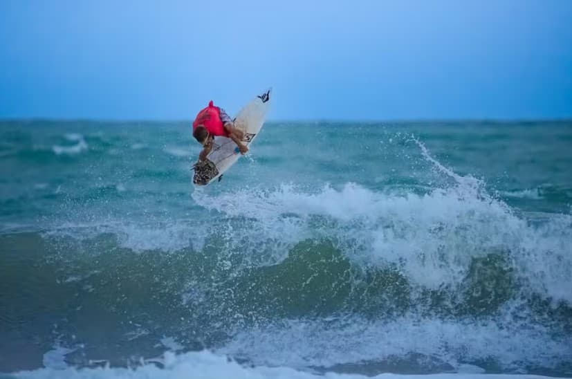 [VÍDEO] FENÔMENO: Surfista de Baía Formosa de apenas 13 anos é destaque mundial; Arthur Vilar tira nota 10 com aéreo incrível