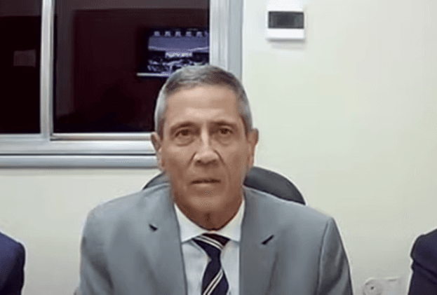 Moraes dá 24h a Braga Netto para informar número de voo para acareação