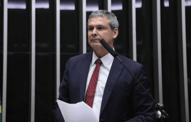 Líder do PT declara que haverá “consequências” em derrubar o IOF