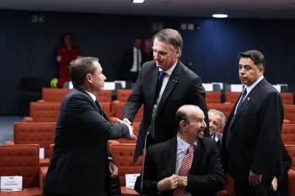 Bolsonaro e Mauro Cid apertam as mãos antes de interrogatório no STF