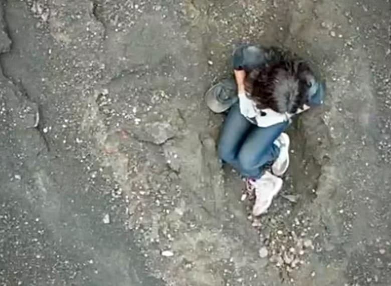 Resgate de brasileira que caiu durante trilha em vulcão na Indonésia é adiado devido ao mau tempo; ela está isolada há mais de 14 horas
