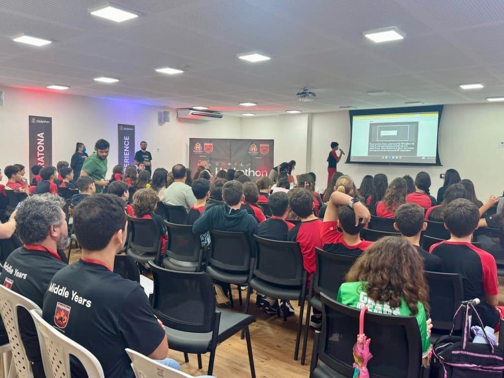 Alunos da Maple Bear Natal encerram Hackathon 2025 com apresentações sobre ética nas redes sociais