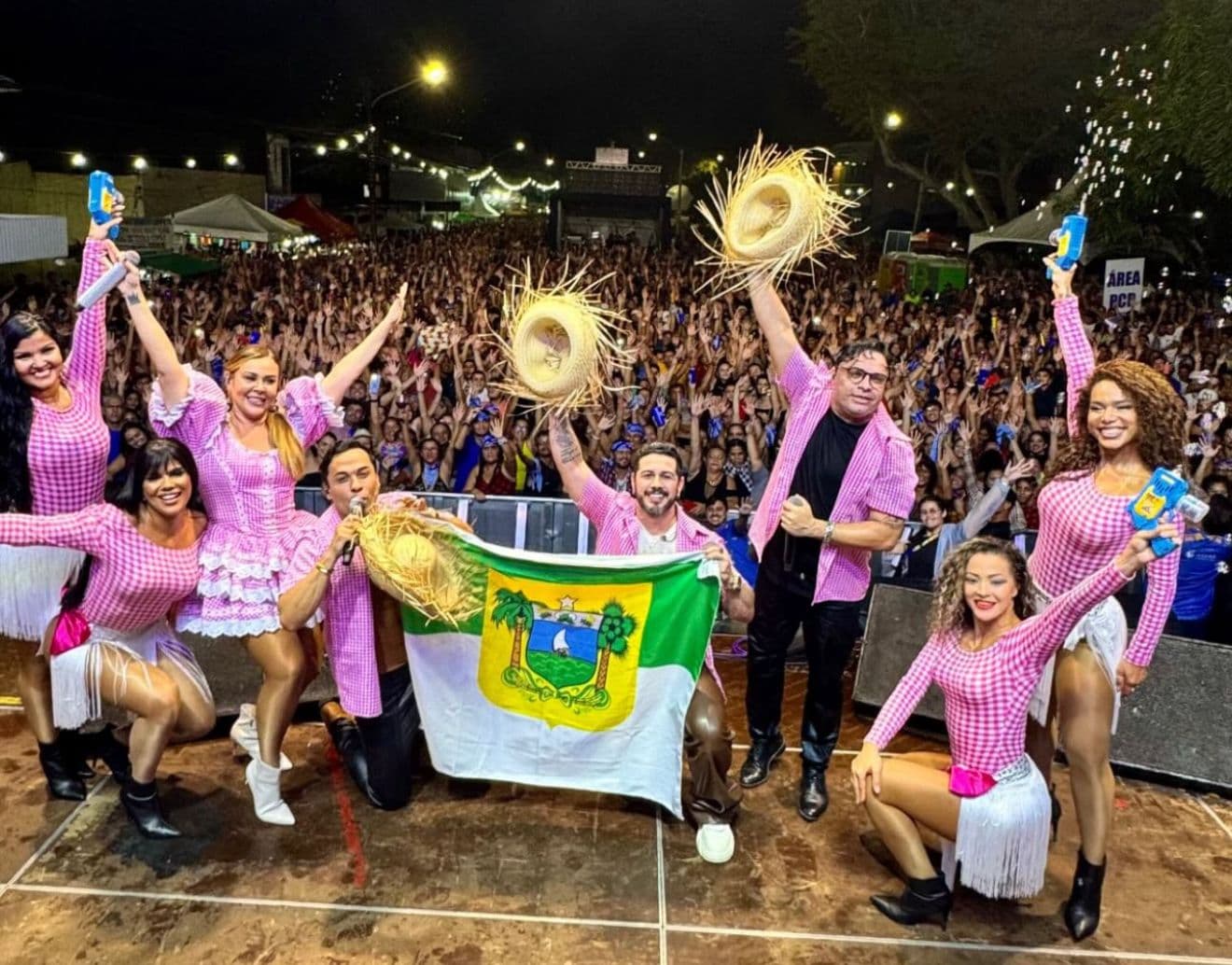 VÍDEO: Cavaleiros do Forró arrasta multidão no Polo Oeste