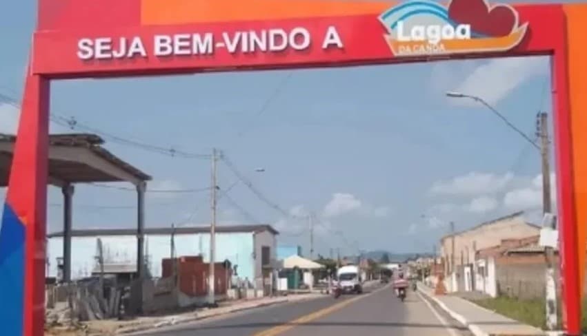 Homem tropeça em cachorro, cai em asfalto e morre atropelado