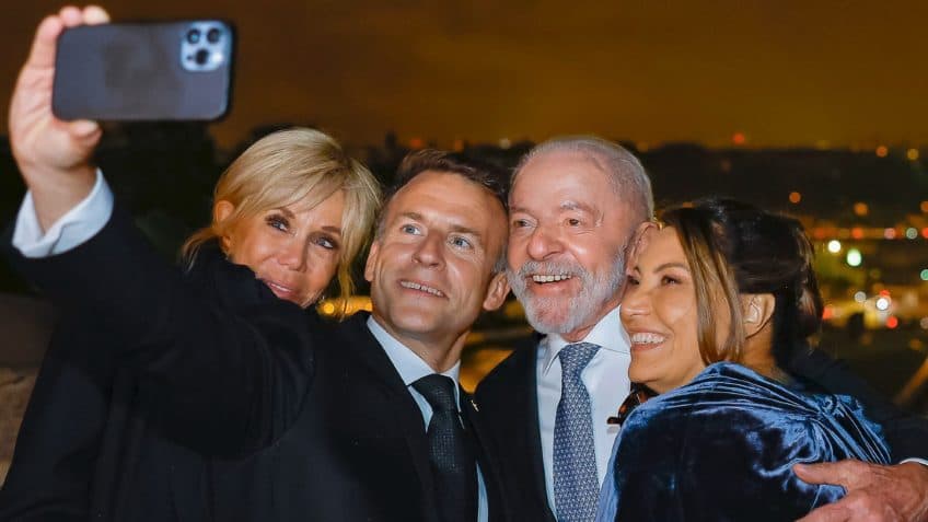 Lula volta da França e completa 114 dias fora do Brasil