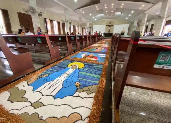 FOTOS: Fiéis católicos mantêm tradição dos tapetes de Corpus Christi em Natal e no interior do RN
