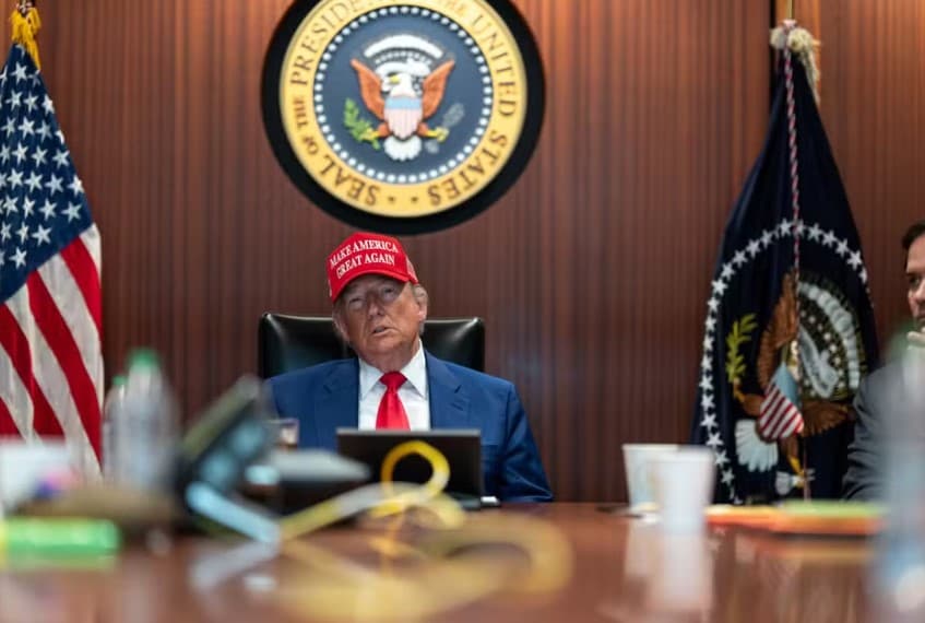 Trump e autoridades da Casa Branca se reúnem na Sala de Situação após ataque do Irã à base dos EUA
