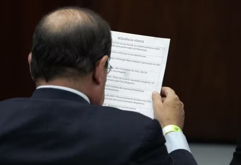 Moraes nega pedido de Bolsonaro para apresentar vídeos durante interrogatório no STF