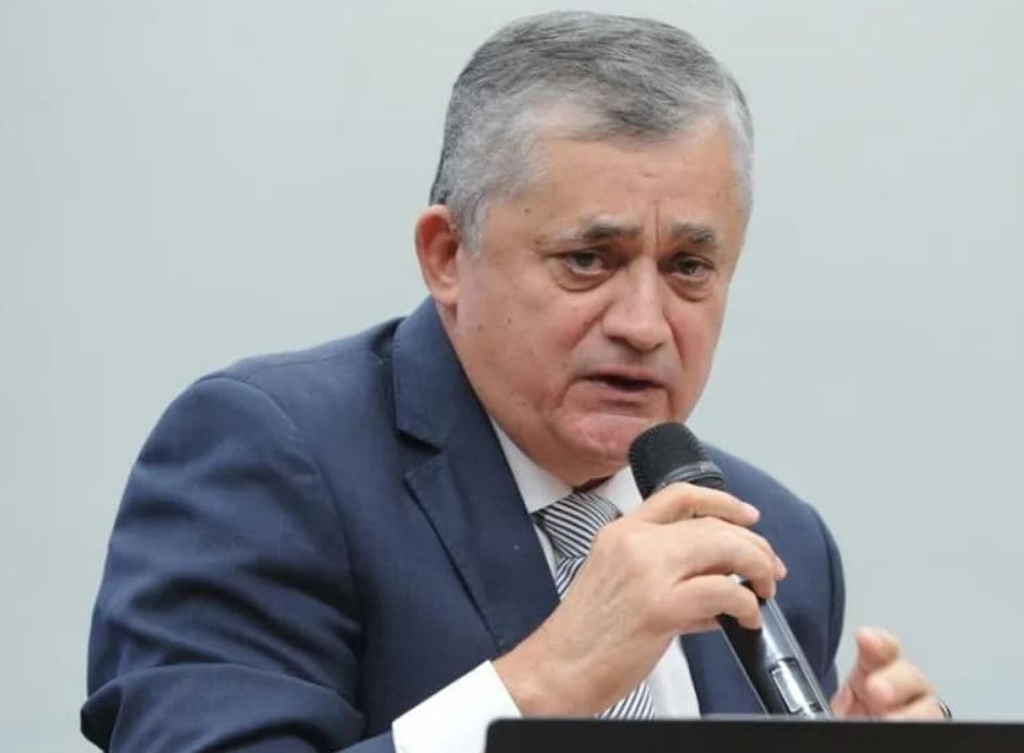 Líder do governo na Câmara é internado para procedimento no coração