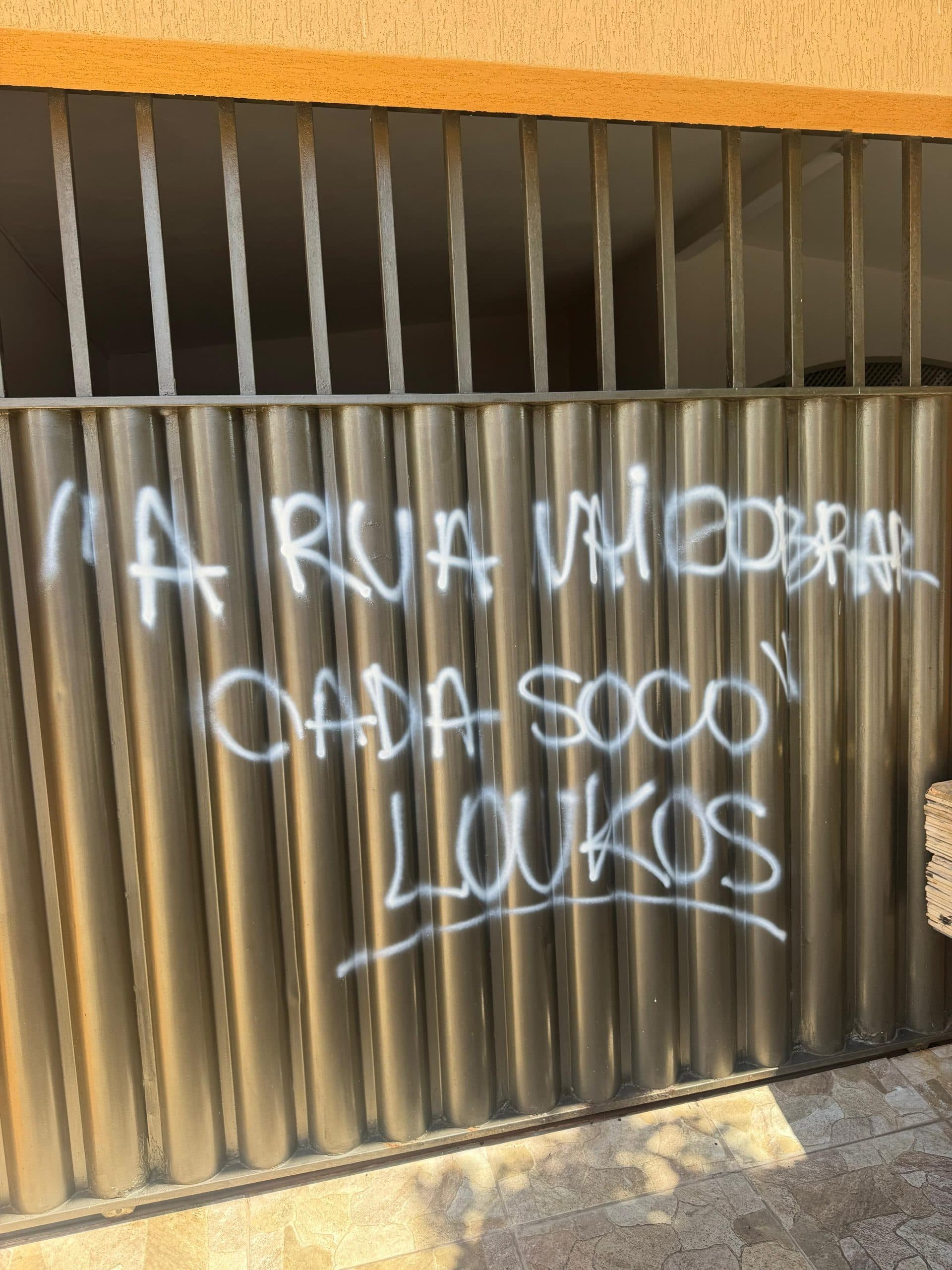 Endereço errado: ameaça a agressor do elevador é pichada por engano em portão de moradora